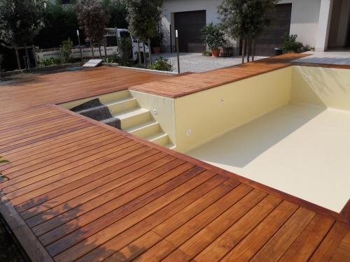 pavimentazioni-in-legno-per-piscina